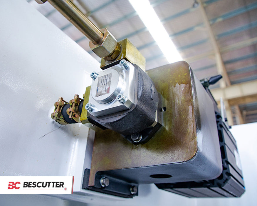 Prensa Plegadora CNC BesCutter de un Solo Servomotor 110, 170, 220 Toneladas 10/13 Pies Delem DA 53T