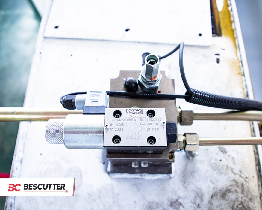 Prensa Plegadora CNC BesCutter de un Solo Servomotor 110, 170, 220 Toneladas 10/13 Pies Delem DA 53T