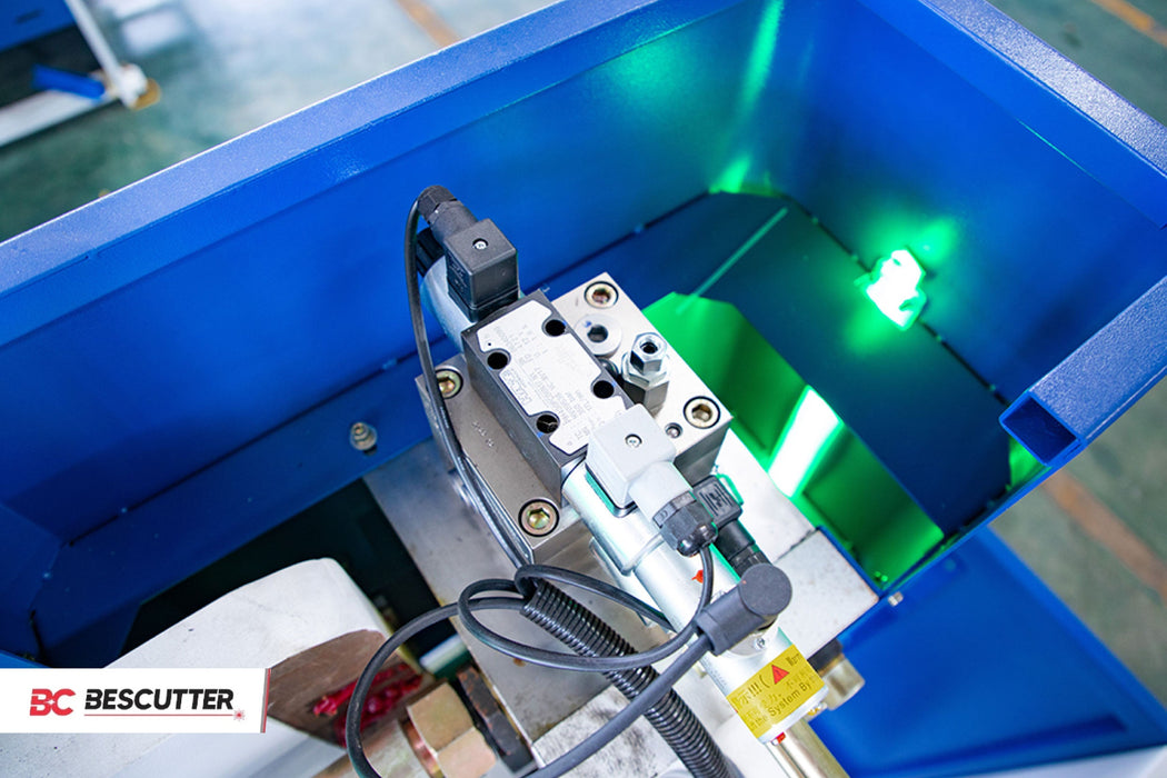 Prensa Plegadora CNC BesCutter de un Solo Servomotor 110, 170, 220 Toneladas 10/13 Pies Delem DA 53T